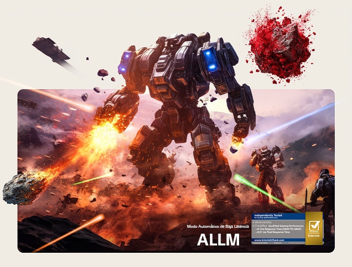 La LG OLED evo AI G6, con un bajo desfase de entrada, muestra una intensa escena de juego con un imponente robot de combate en medio de explosiones, con texto en pantalla que hace referencia al modo de baja latencia automática (ALLM) y al rendimiento de juego certificado por Intertek.